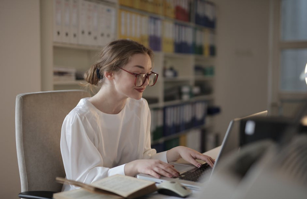 Hoe kan een ergonomische bureaustoel bijdragen aan een goede werkdag?